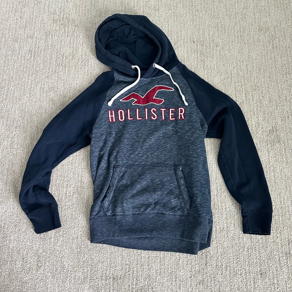 Men’s size medium Hollister Hoodie- excellent condition worn once or twice